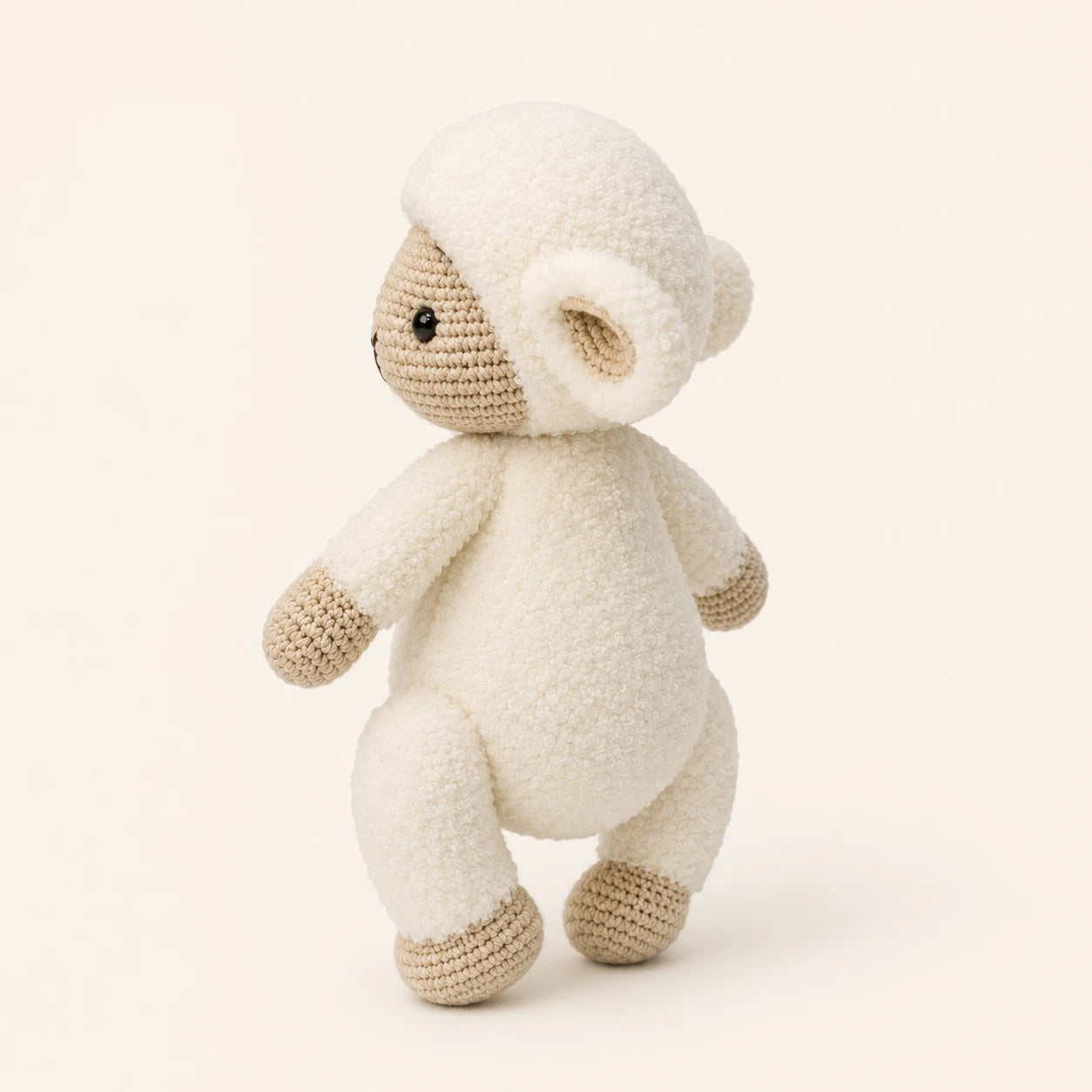 Peluche mouton au crochet vue de profil