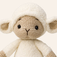 Gros plan sur le visage de la peluche mouton