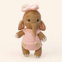 Peluche elephant au crochet robe rose vue de face