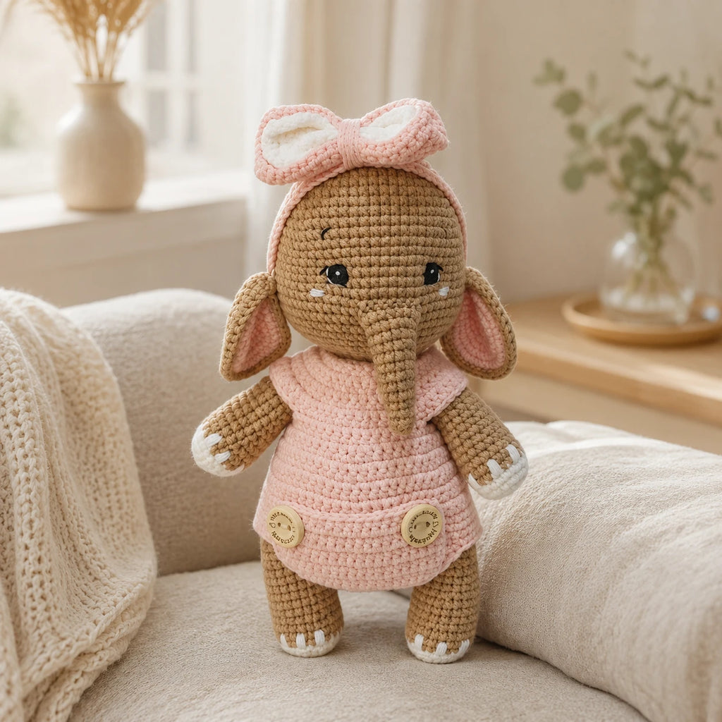 Peluche elephant au crochet en situation dans un interieur