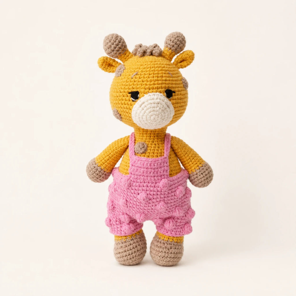 Peluche girafe au crochet salopette rose vue de face