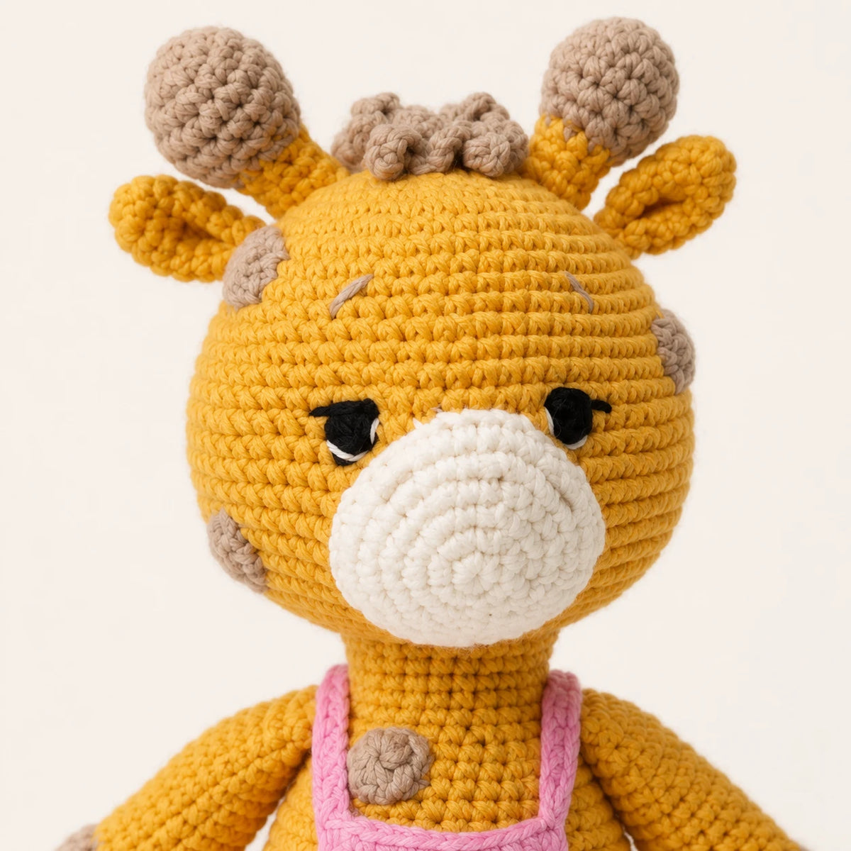 Gros plan sur le visage de la peluche girafe
