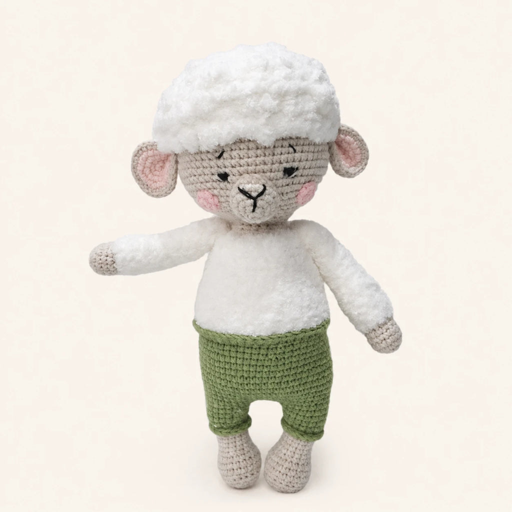 Peluche agneau au crochet pantalon vert vue de face