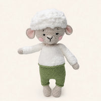 Peluche agneau au crochet pantalon vert vue de face