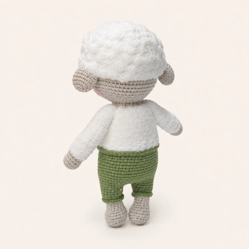 Peluche agneau au crochet vue de dos