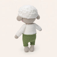 Peluche agneau au crochet vue de dos