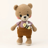 Peluche ours au crochet salopette marron vue de face