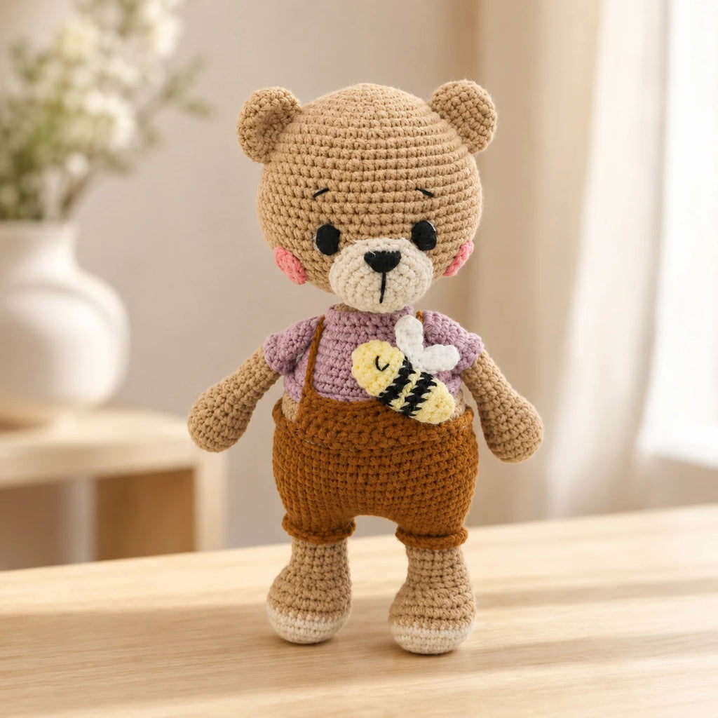 Peluche ours au crochet en situation dans un interieur
