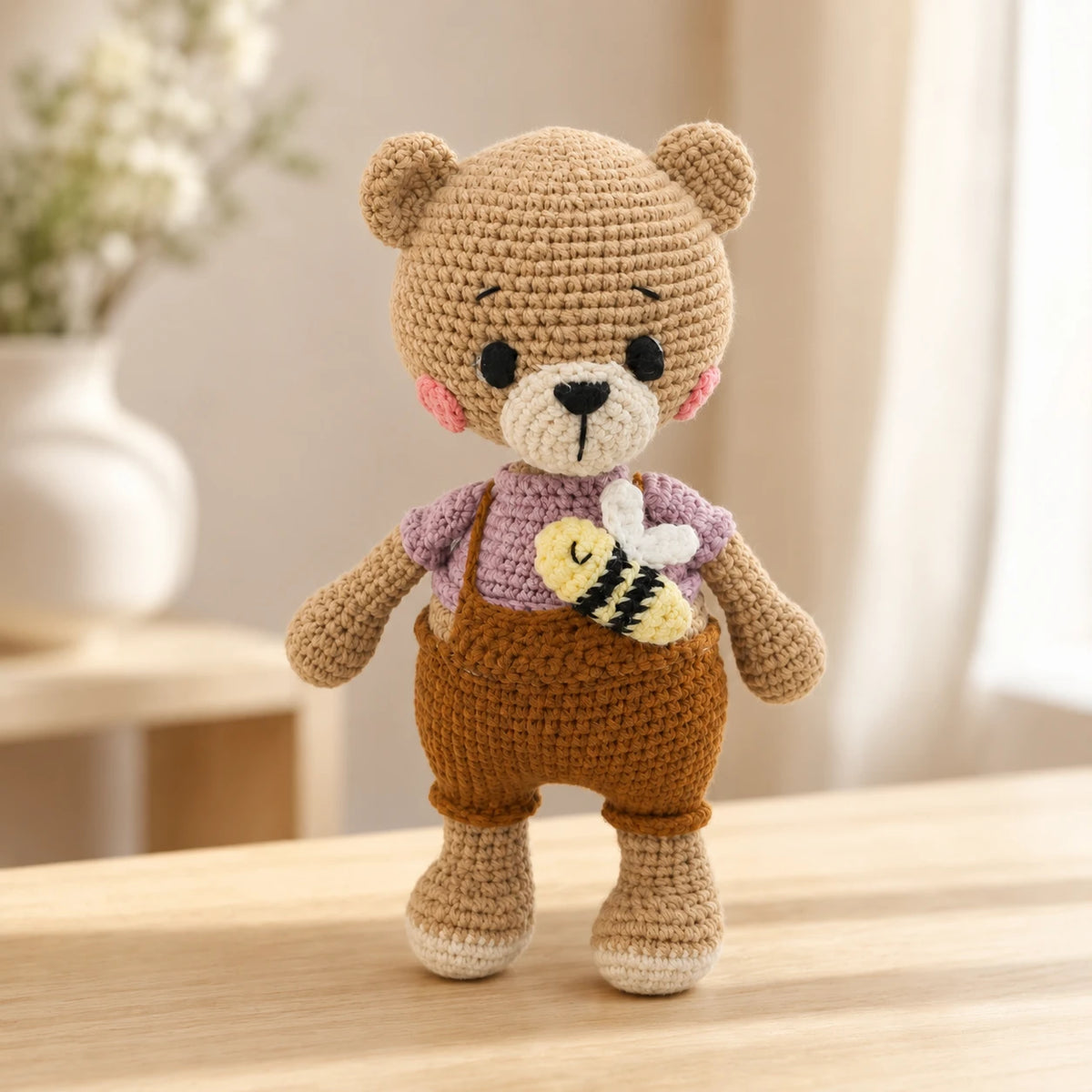 Peluche ours au crochet en situation dans un interieur
