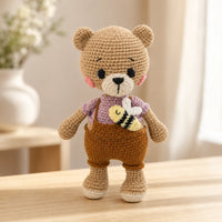 Peluche ours au crochet en situation dans un interieur