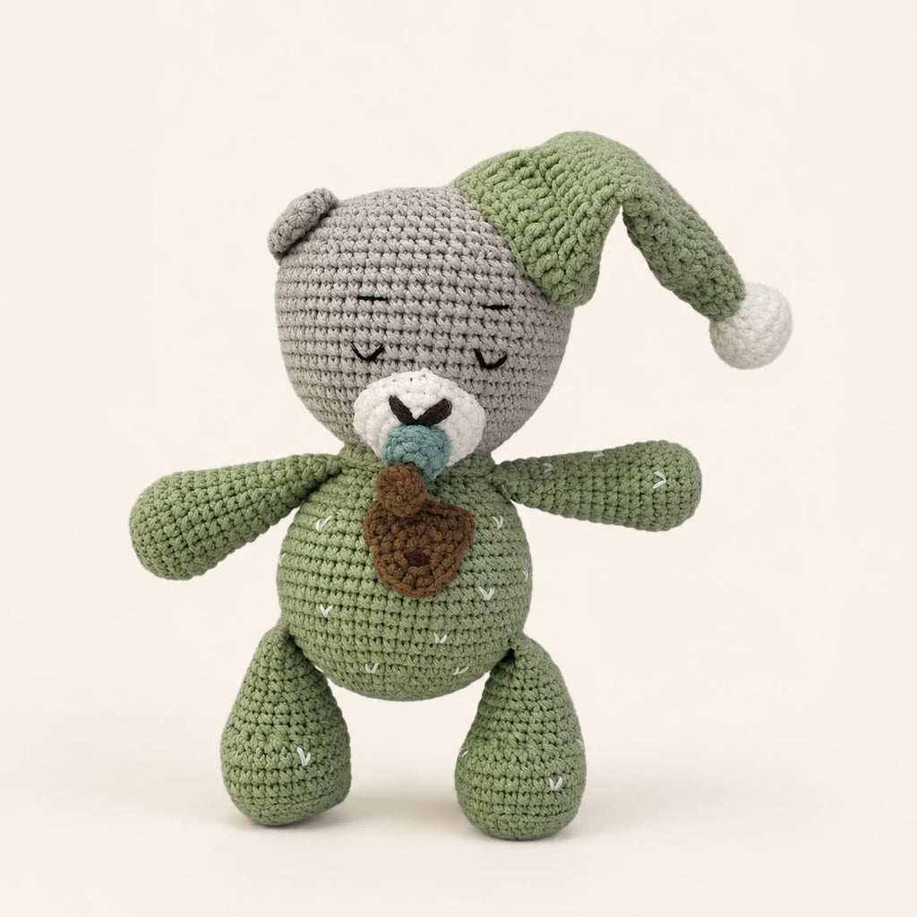 Peluche amigurumi ourson endormi en crochet vert et gris vue de face