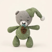 Peluche amigurumi ourson endormi en crochet vert et gris vue de face