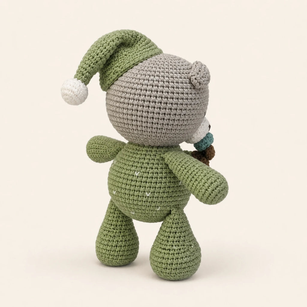 Peluche amigurumi ourson endormi vue de trois quarts arriere