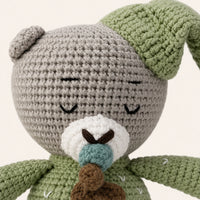 Gros plan sur le visage et la texture crochetee de la peluche ourson