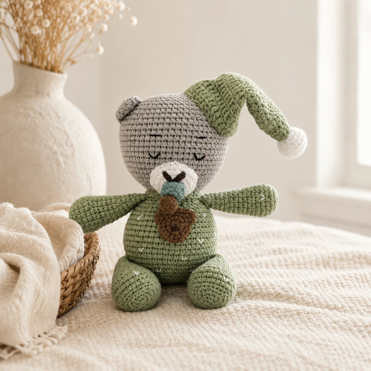Peluche amigurumi ourson endormi en situation dans un interieur chaleureux