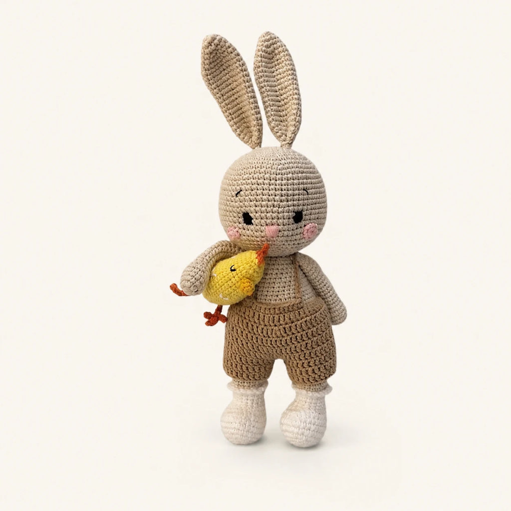 Peluche amigurumi lapin en crochet avec poussin jaune vue de face