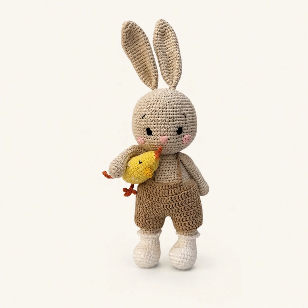 Peluche amigurumi lapin en crochet avec poussin jaune vue de face