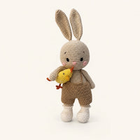 Peluche amigurumi lapin en crochet avec poussin jaune vue de face