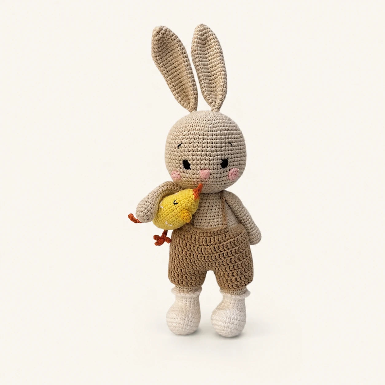 Peluche amigurumi lapin en crochet avec poussin jaune vue de face