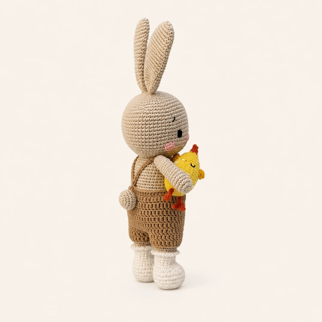 Peluche amigurumi lapin vue de trois quarts arriere