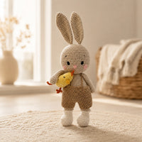 Peluche amigurumi lapin en situation dans un interieur chaleureux