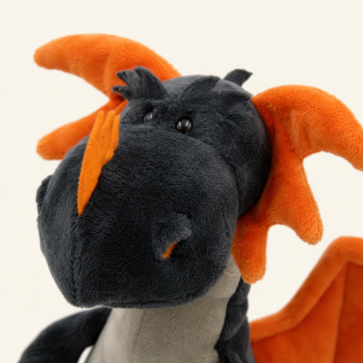 Gros plan sur le visage et la texture de la peluche dragon