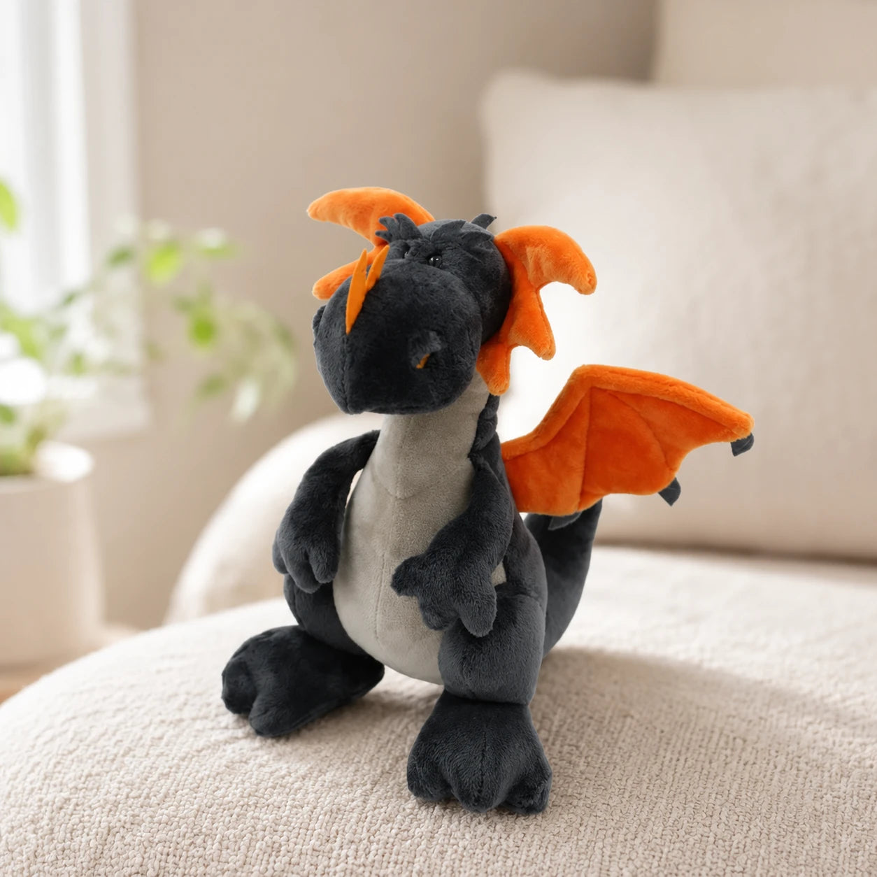 Peluche dragon en situation dans un interieur chaleureux