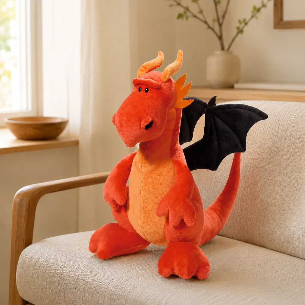 Peluche dragon orange en situation dans un interieur chaleureux