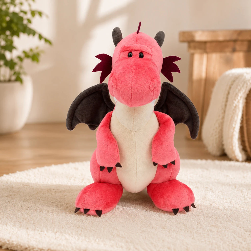 Peluche dragon rose en situation dans un interieur chaleureux