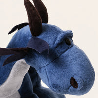 Detail du visage et de la texture de la peluche dragon bleu