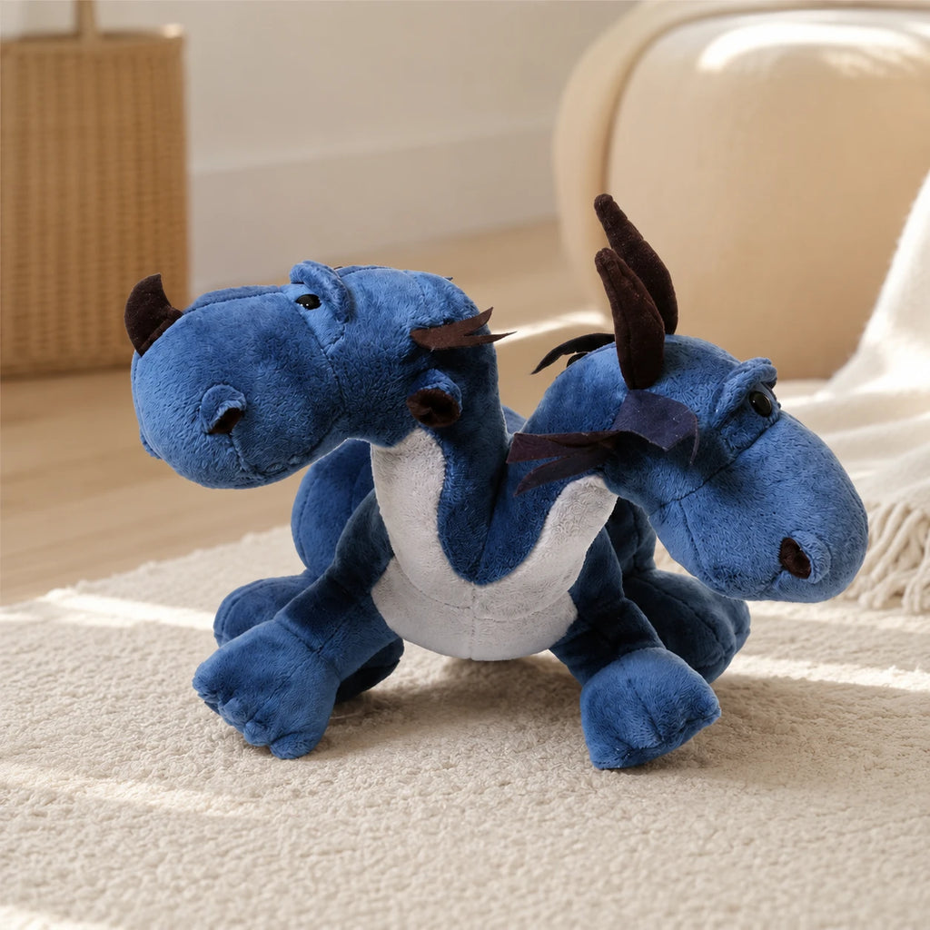Peluche dragon bleu a deux tetes en situation dans un interieur