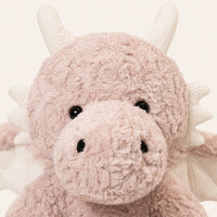 Detail du visage et de la texture de la peluche dragon rose