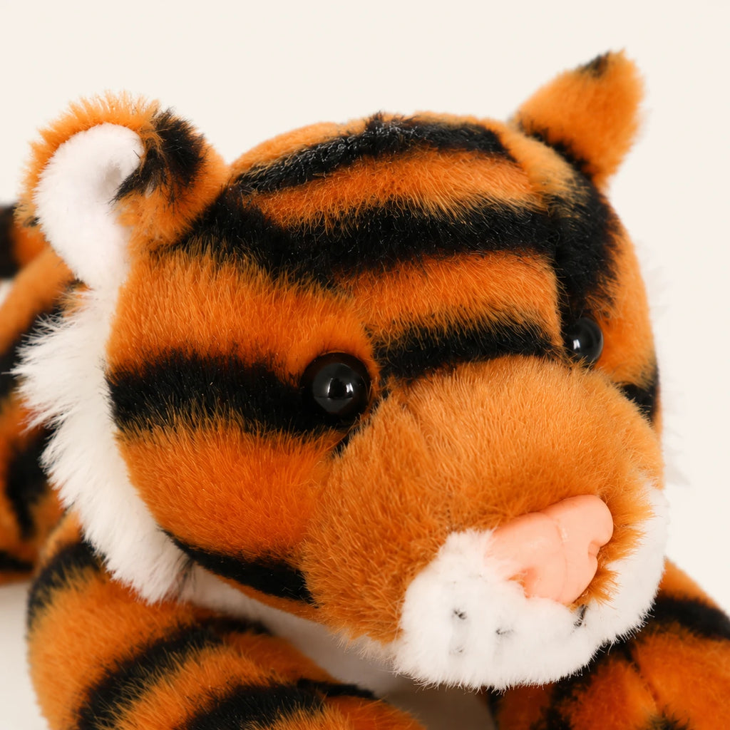 Gros plan sur le visage de la peluche tigre