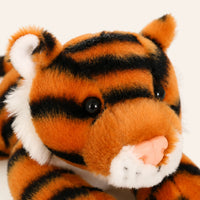 Gros plan sur le visage de la peluche tigre