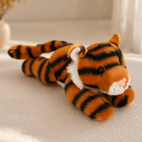 Peluche tigre en situation dans un interieur