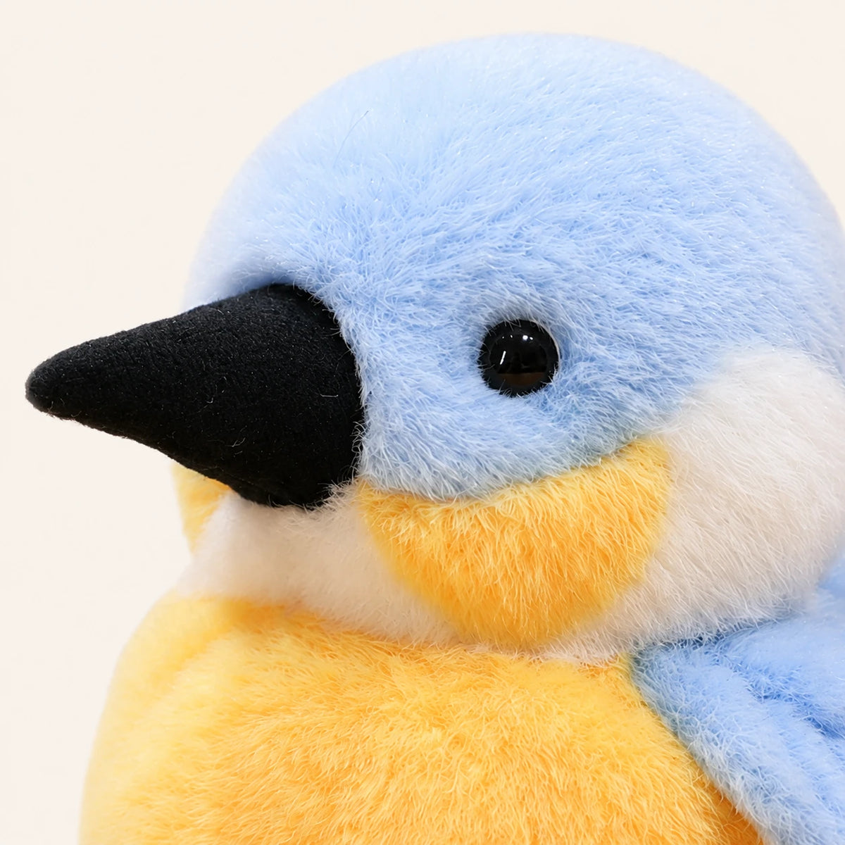 Gros plan sur le visage de la peluche martin-pecheur