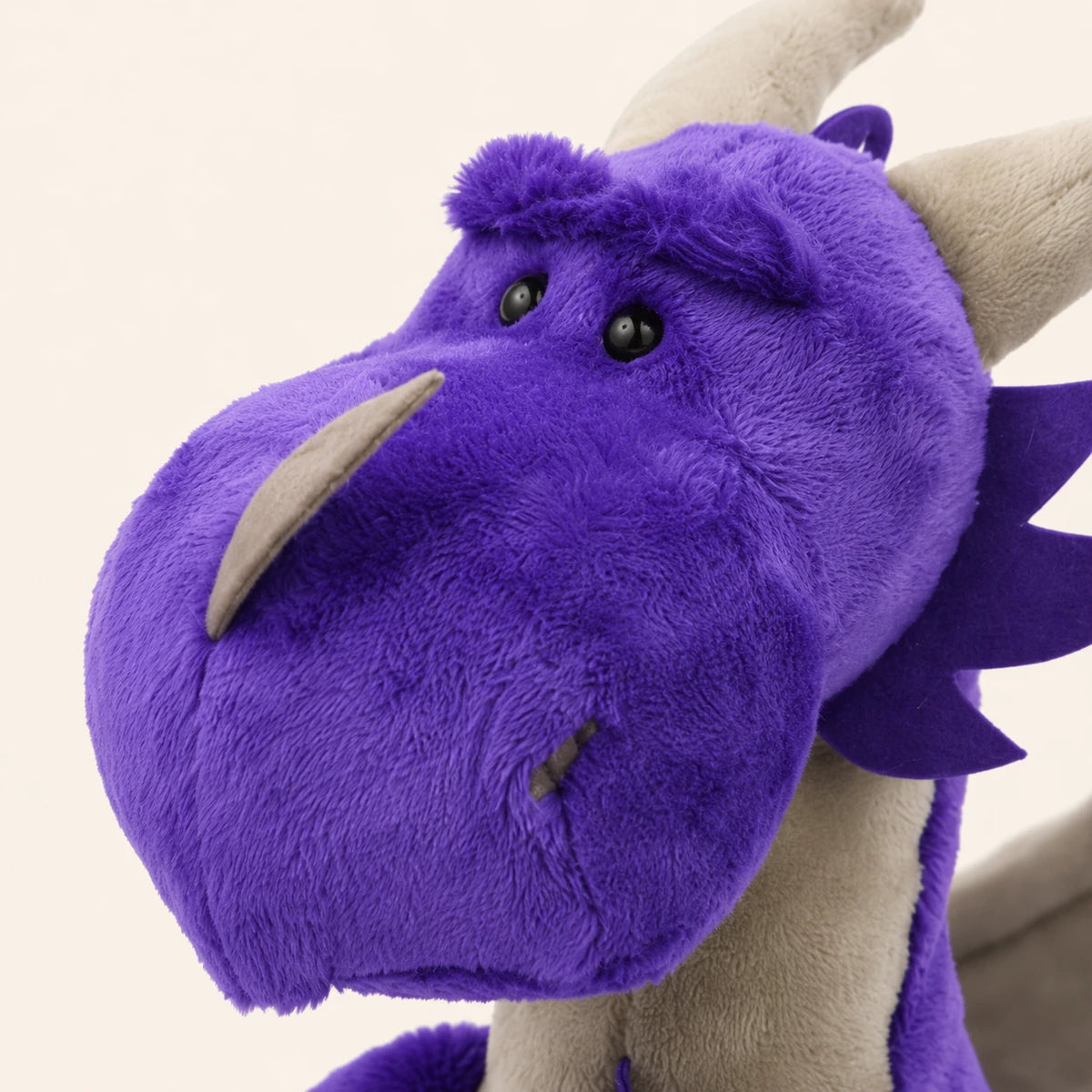 Gros plan sur le visage de la peluche dragon