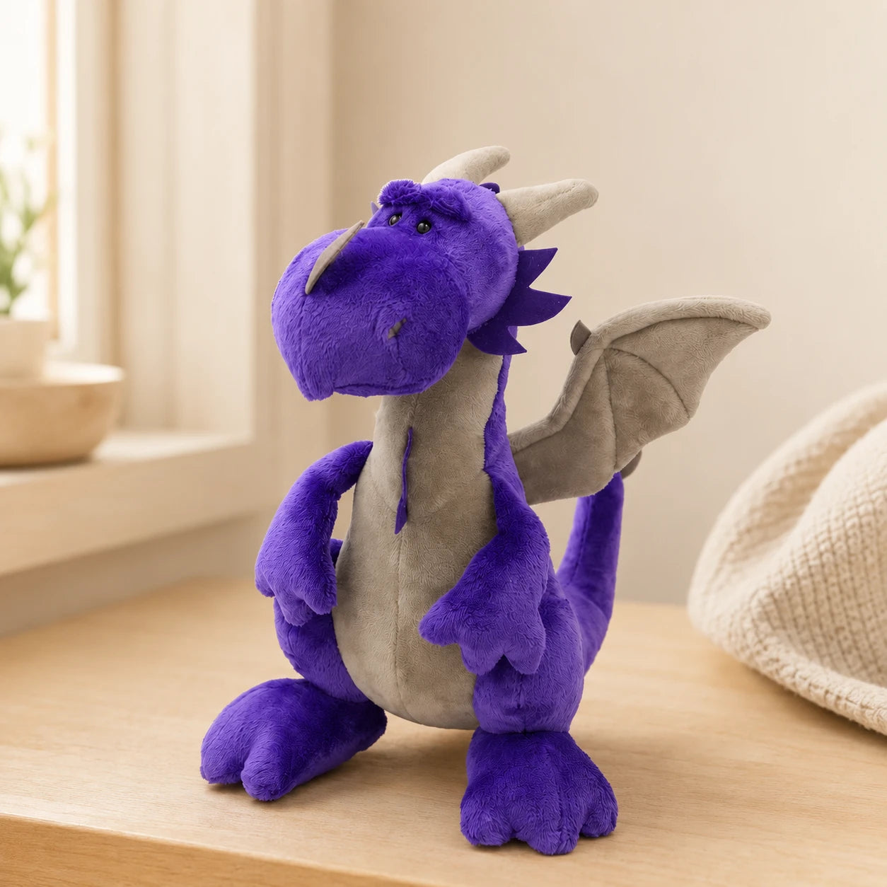 Peluche dragon violet en situation dans un interieur