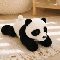 Peluche panda en situation dans un interieur