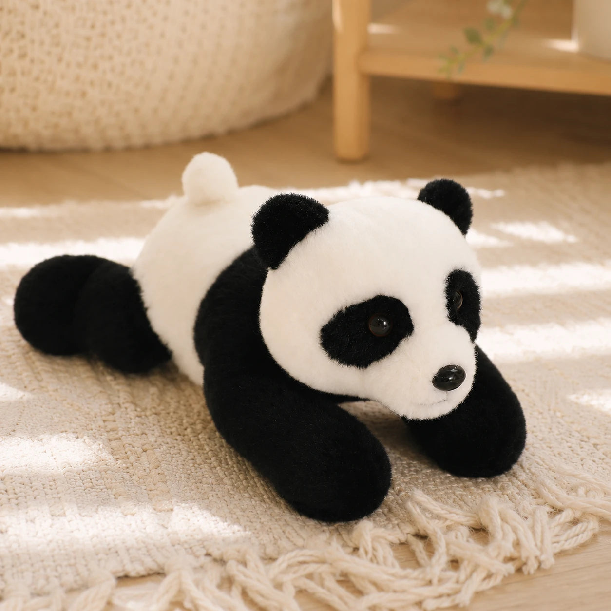 Peluche panda en situation dans un interieur