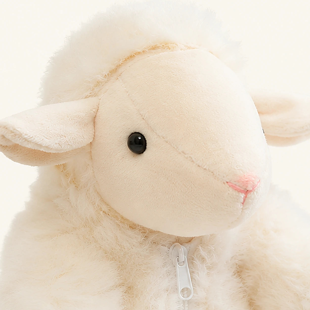Gros plan sur le visage et la texture laineuse du mouton en peluche