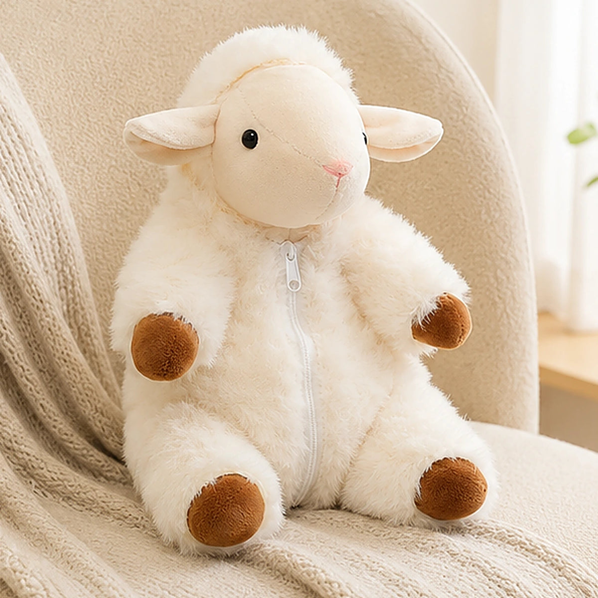 Peluche mouton blanc posee dans un interieur chaleureux