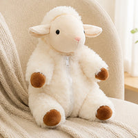 Peluche mouton blanc posee dans un interieur chaleureux