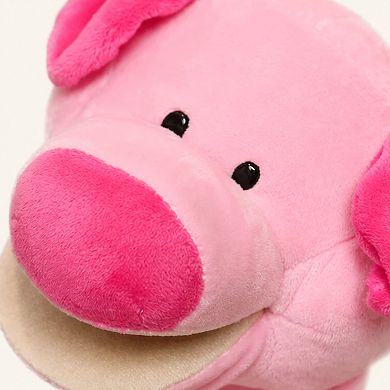 Peluche cochon marionnette à doigt - détail visage et texture