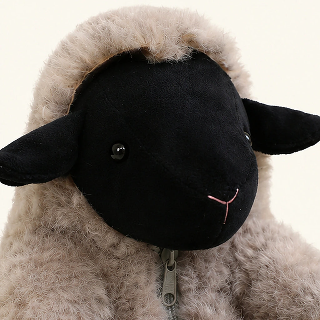 Detail visage et texture peluche mouton gris