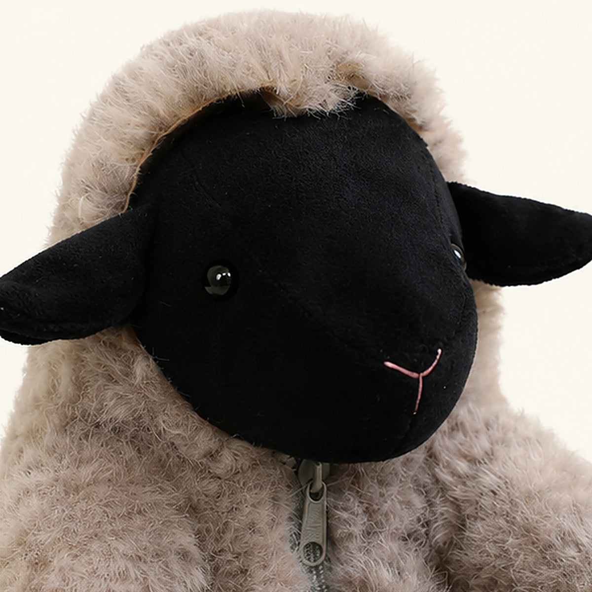 Detail visage et texture peluche mouton gris