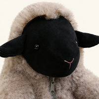 Detail visage et texture peluche mouton gris