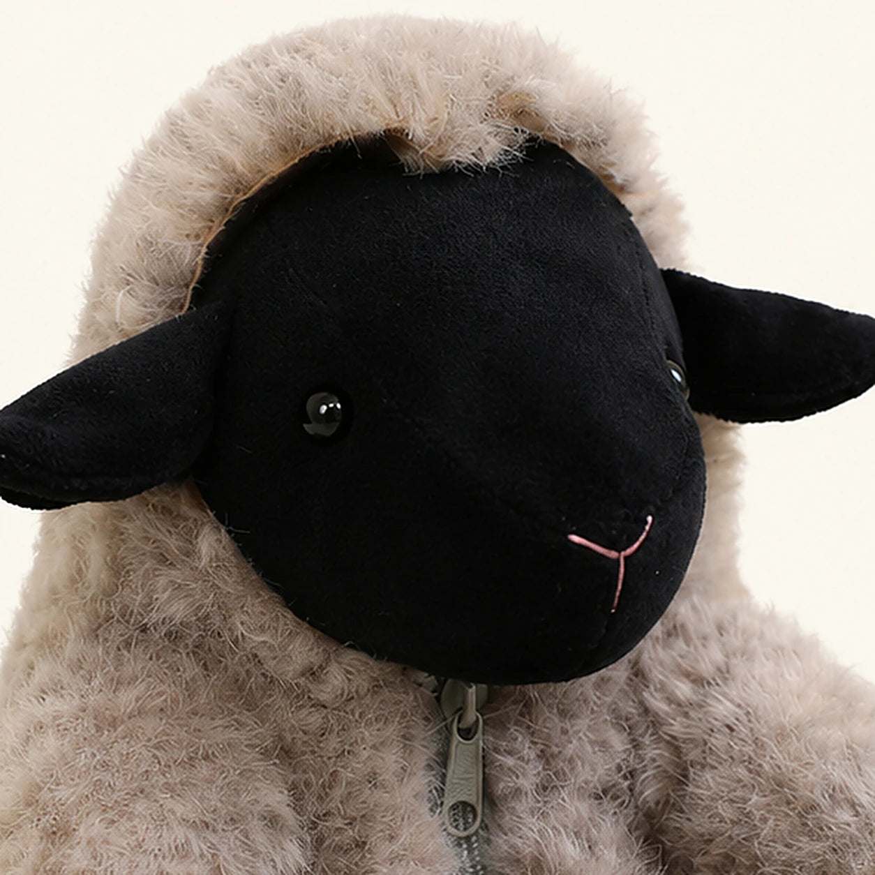 Detail visage et texture peluche mouton gris