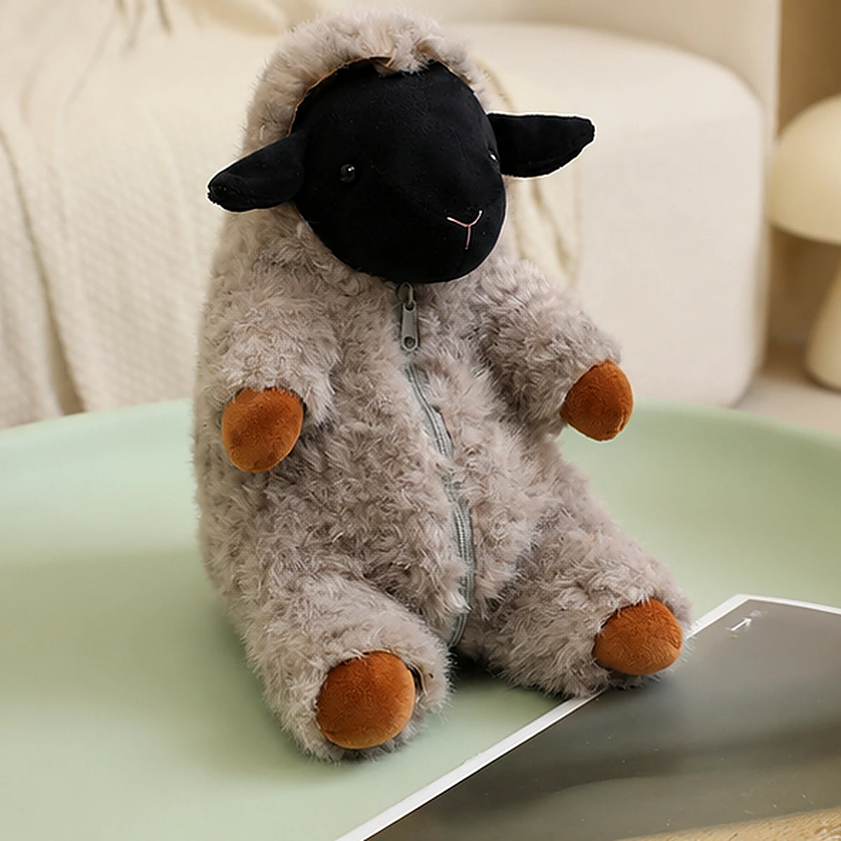Peluche mouton gris en situation