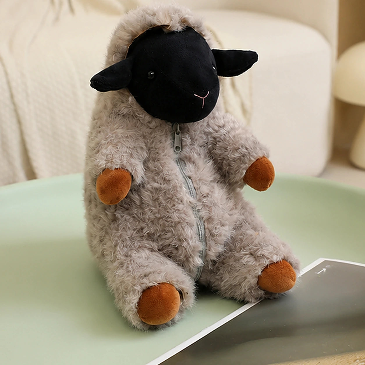 Peluche mouton gris en situation